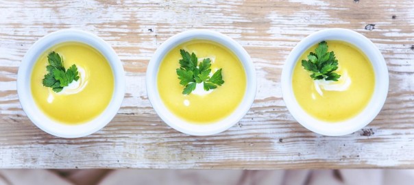 Cremet grøn suppe og salat