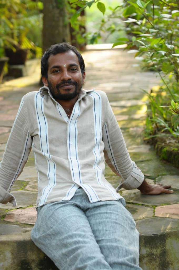 Ananda sidder